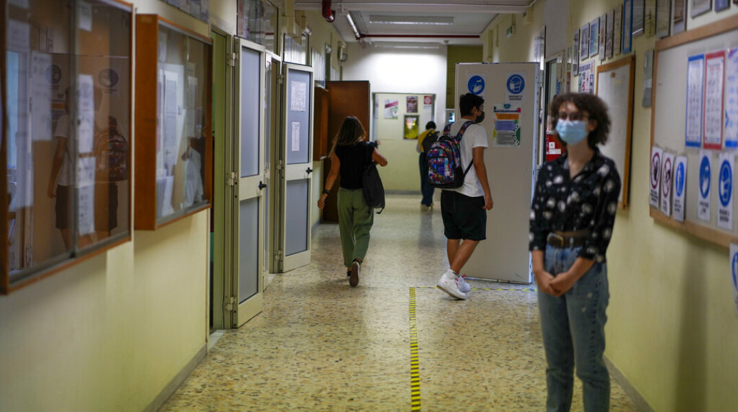 Ιταλία: Ανεμβολίαστη καθηγήτρια χωρίς Super Green Pass της βεβαιώνεται πρόστιμο και αναστολή