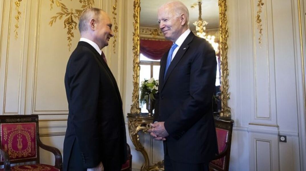 Βλαντίμιρ Πούτιν και Τζο Μπάιντεν © EPA/PETER KLAUNZER   