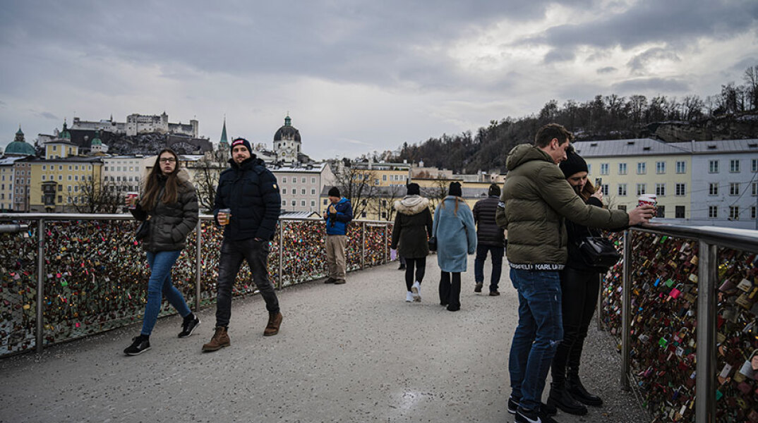 Πολίτες διασχίζουν γέφυρα στο Σάλτσμπουργκ της Αυστρίας