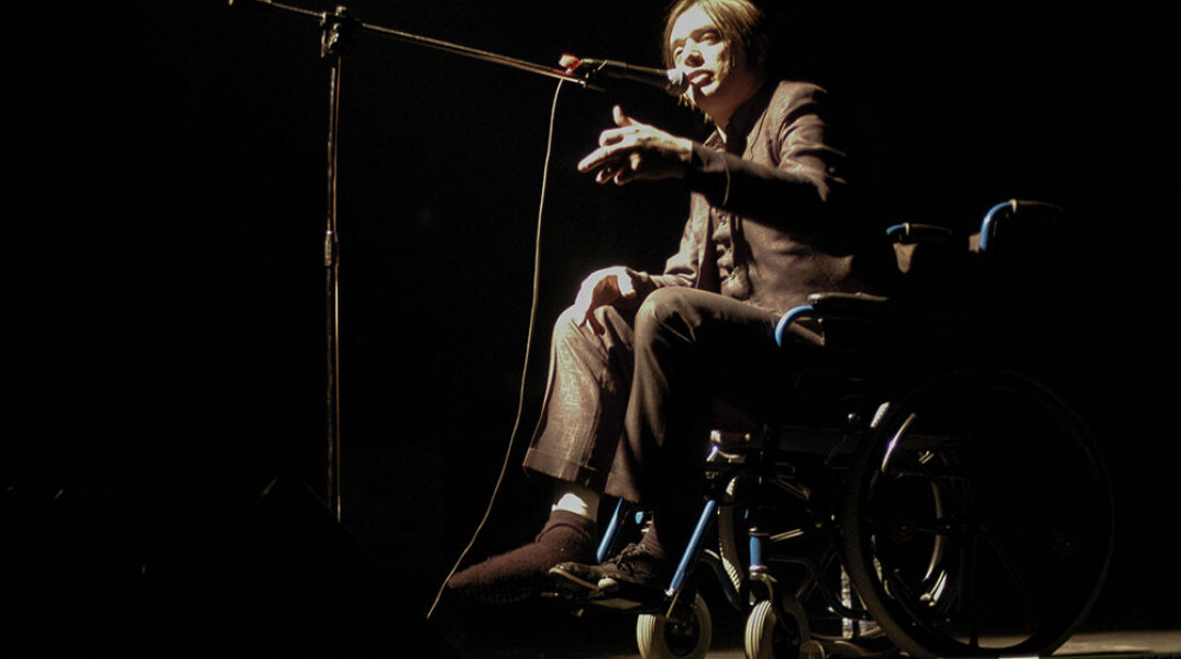 Στιγμιότυπο από τη συναυλία του Blixa Bargeld στην Αθήνα το 2003