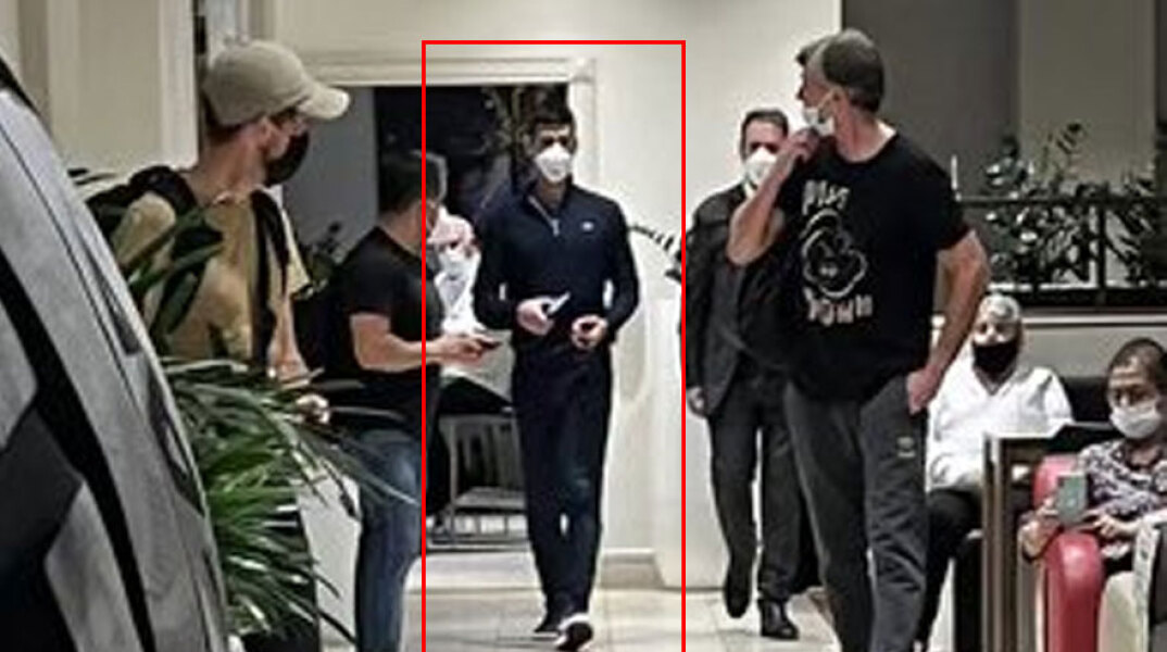 Ο Νόβακ Τζόκοβιτς στο αεροδρόμιο στη Μελβούρνη μετά την απόφαση για την απέλασή του