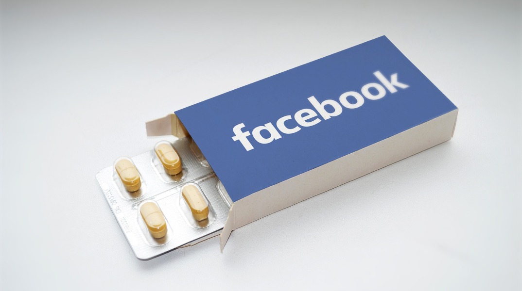 Συσκευασία χαπιών με το λογότυπο του facebook