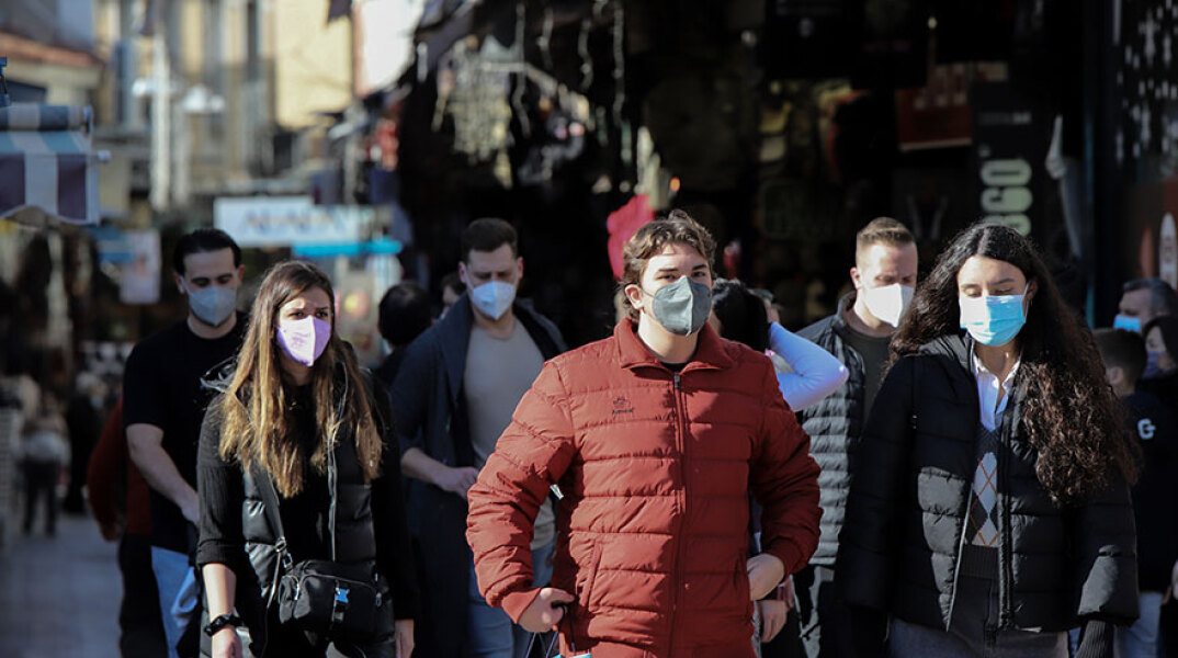 Νεαροί στο Μοναστηράκι με μάσκα για κορωνοϊό