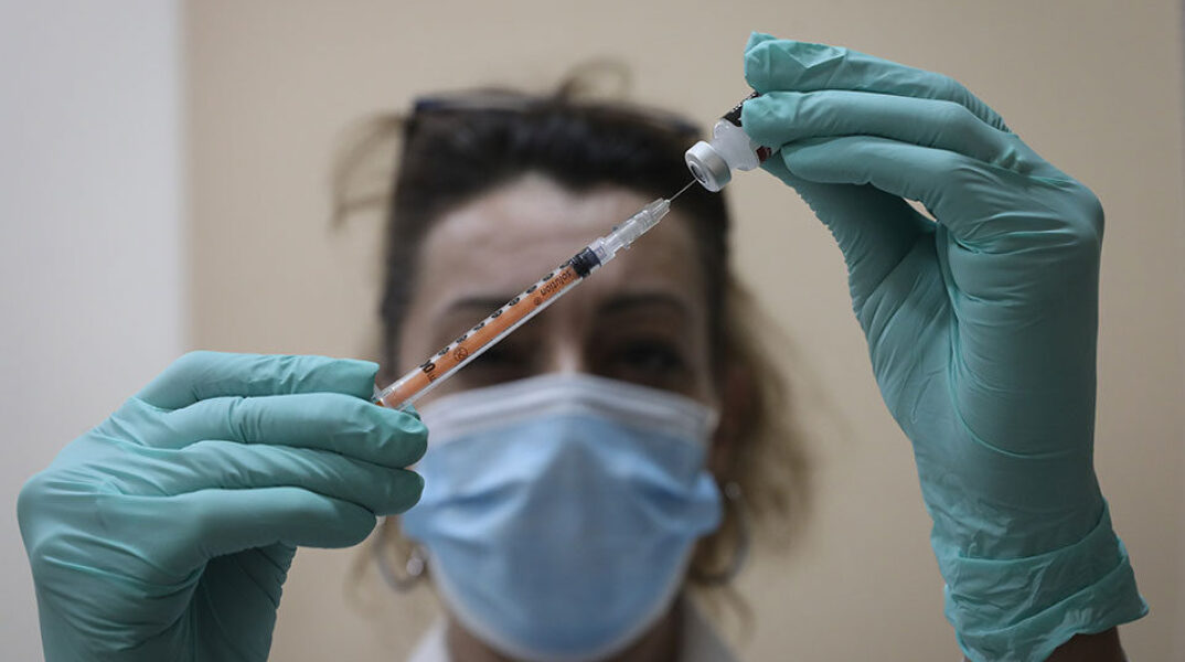 Πρόστιμα στους ανεμβολίαστους άνω των 60 - Πώς θα βεβαιώνονται, ποιοι εξαιρούνται
