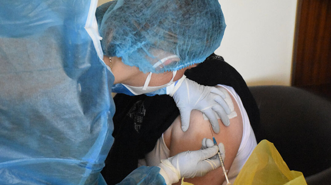 Εμβολιασμός ηλικιωμένου κατά του covid-19