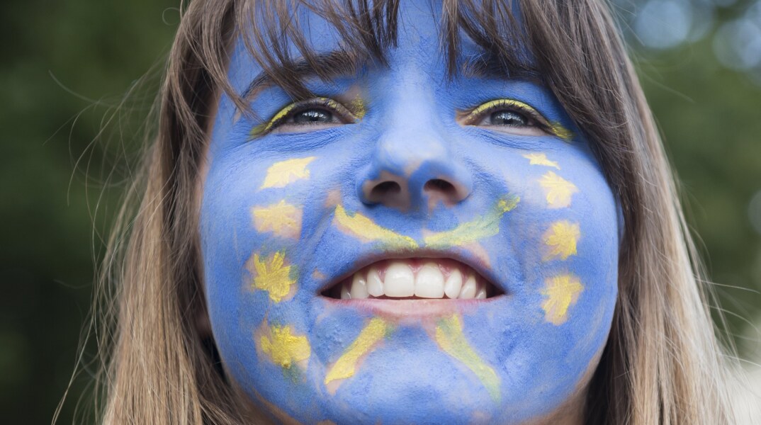 Γυναίκα με βαμμένο πρόσωπο στα χρώματα της Ευρωπαϊκής Ένωσης