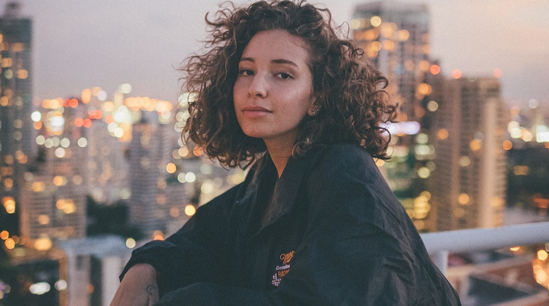 Ένα κορίτσι κοιτάει την κάμερα.