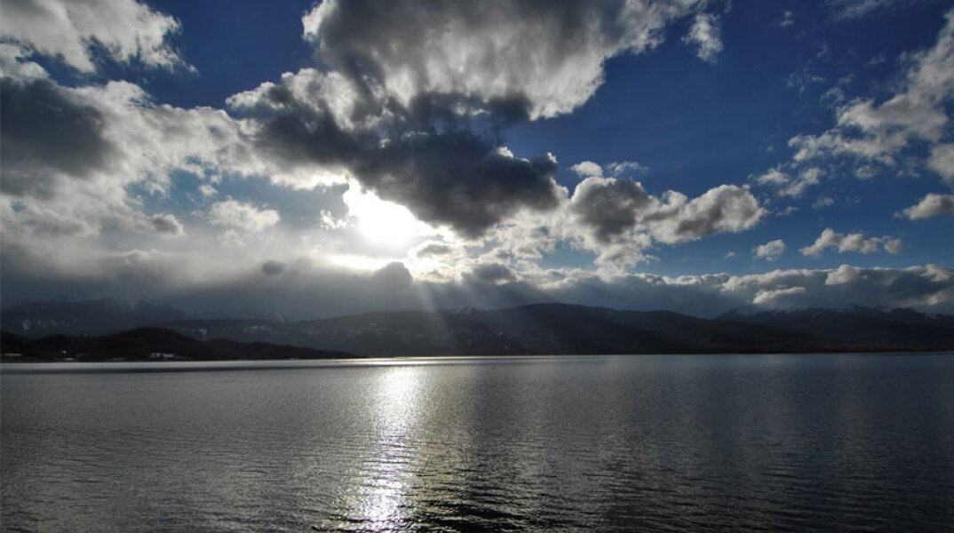 Νεφώσεις πάνω από λίμνη