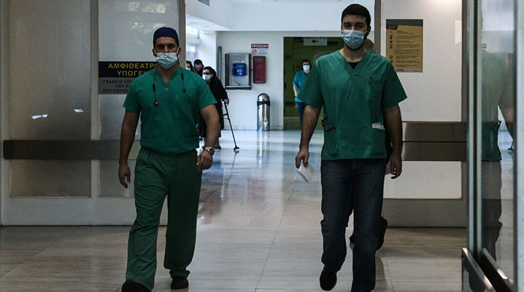 Νοσηλευτές με μάσκα για κορωνοϊό σε διάδρομο νοσοκομείου