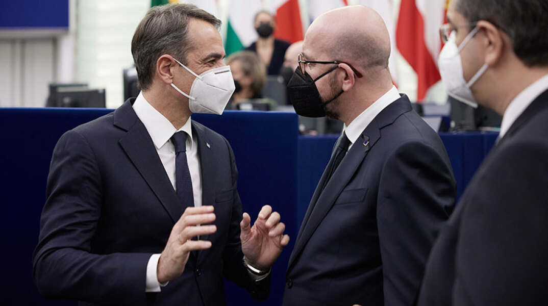 Ο πρωθυπουργός Κυριάκος Μητσοτάκης με τον πρόεδρο του Ευρωπαϊκού Συμβουλίου Σαρλ Μισέλ