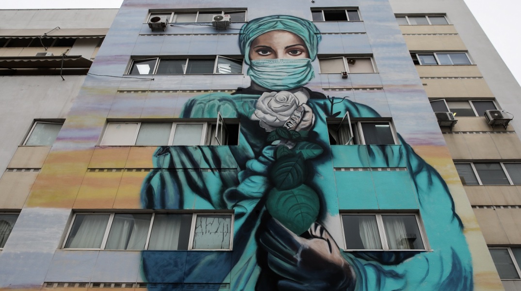 Τοιχογραφία που απεικονίζει μια νοσηλεύτρια στο Τζάνειο Νοσοκομείο Πειραιά.