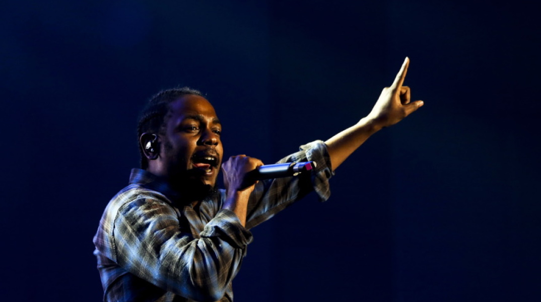 Ο Kendrick Lamar κατά τη διάρκεια συναυλίας.