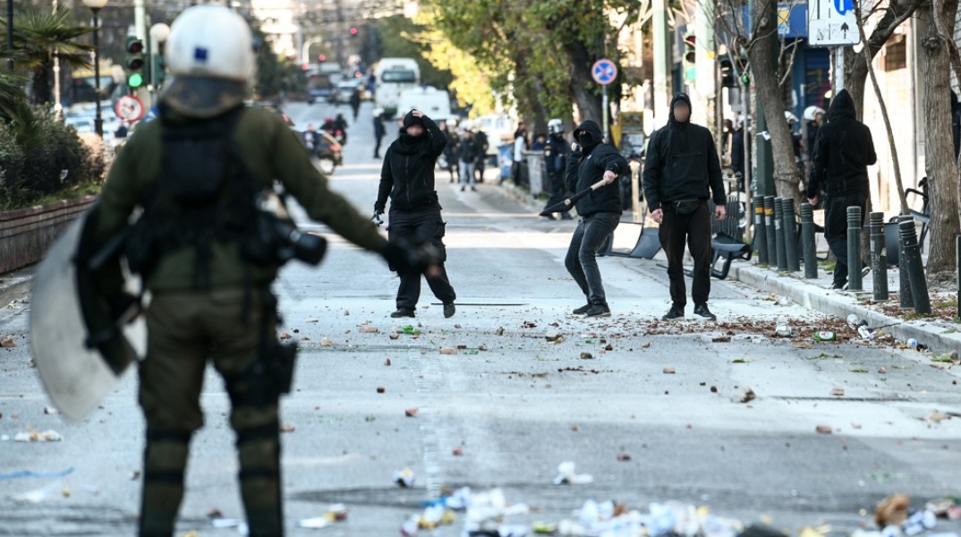 Επεισόδια από κουκουλοφόρους έξω από την ΑΣΟΕΕ