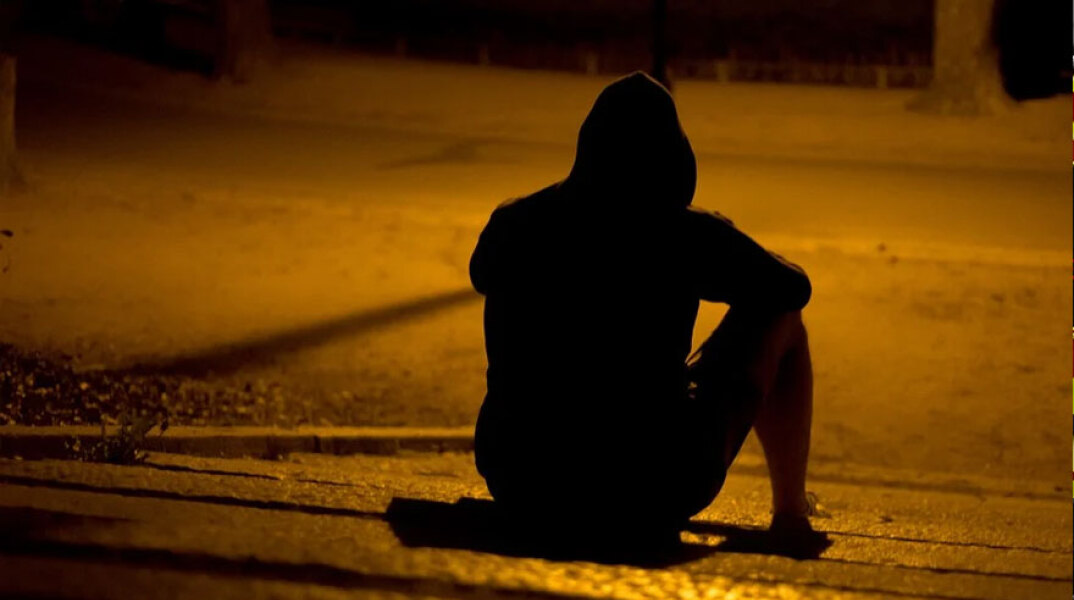 Άνδρας στη μέση του δρόμου