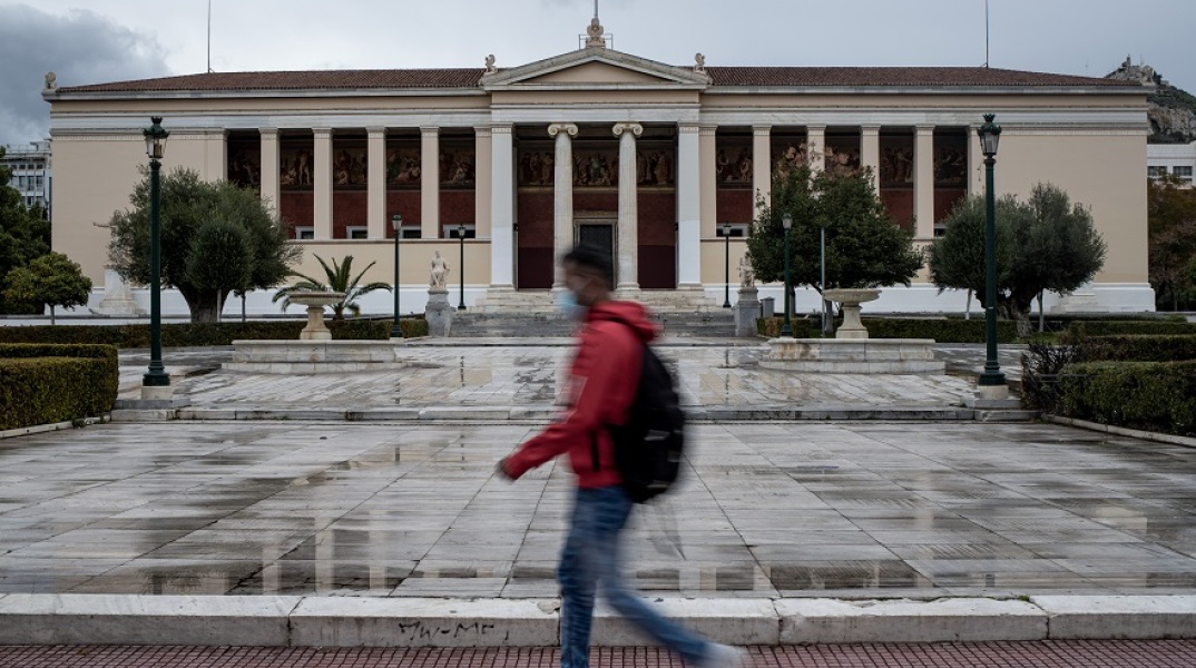 Παρασκευής: Θα ζούμε με τον κορωνοϊό χωρίς να μας ταλαιπωρεί 