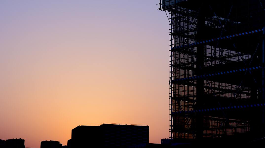 Κτήριο υπό κατασκευή στο ηλιοβασίλεμα 