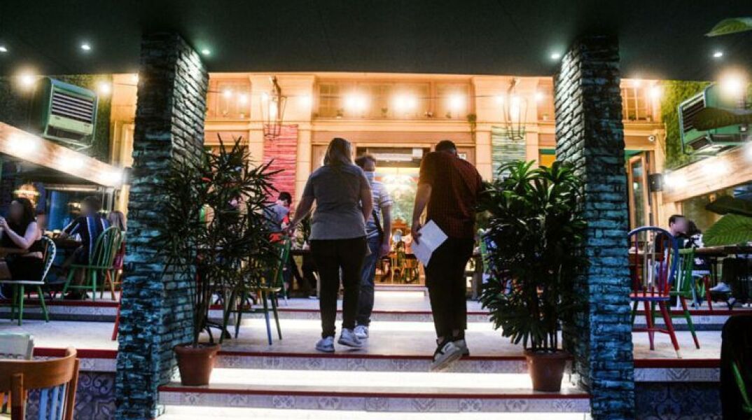 Πελάτες μπαίνουν σε κατάστημα εστίασης © EUROKINISSI   