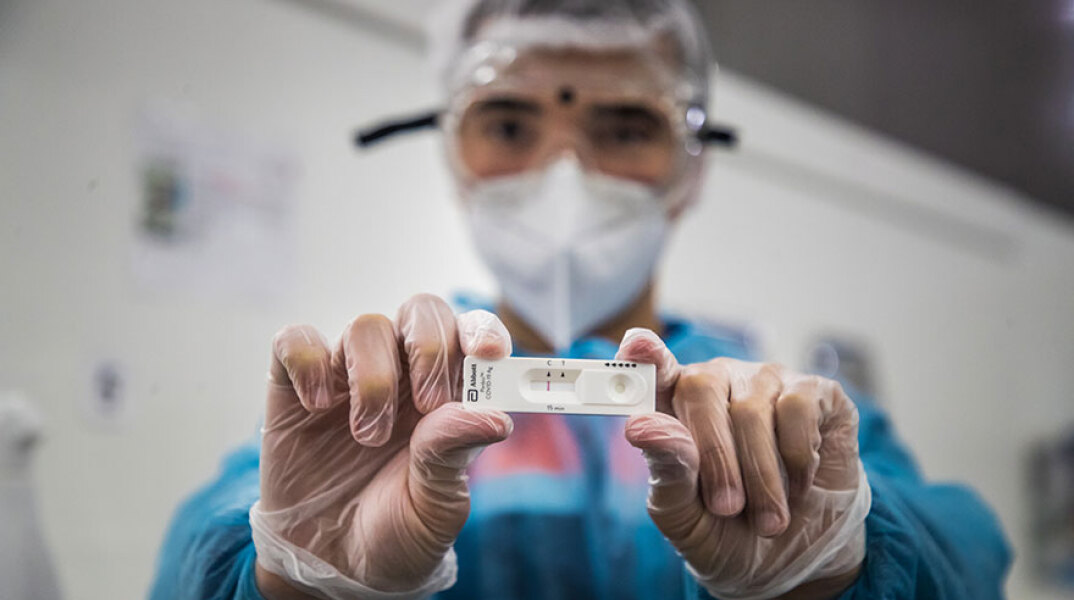 Υγειονομικός στο Παρίσι διενεργεί rapid test για κορωνοϊό