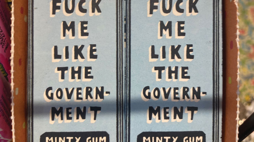 Συσκευασία τσίχλας που γράφει «Fuck me like the government do»