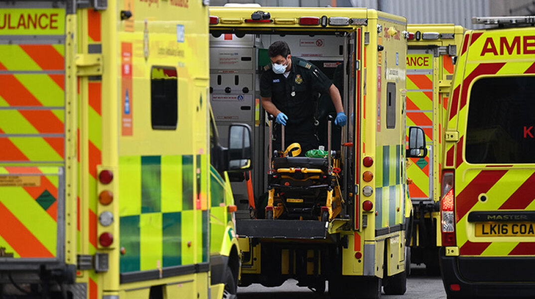 Ασθενοφόρα για τη μεταφορά ασθενών με κορωνοϊό έξω από νοσοκομείο στο Λονδίνο