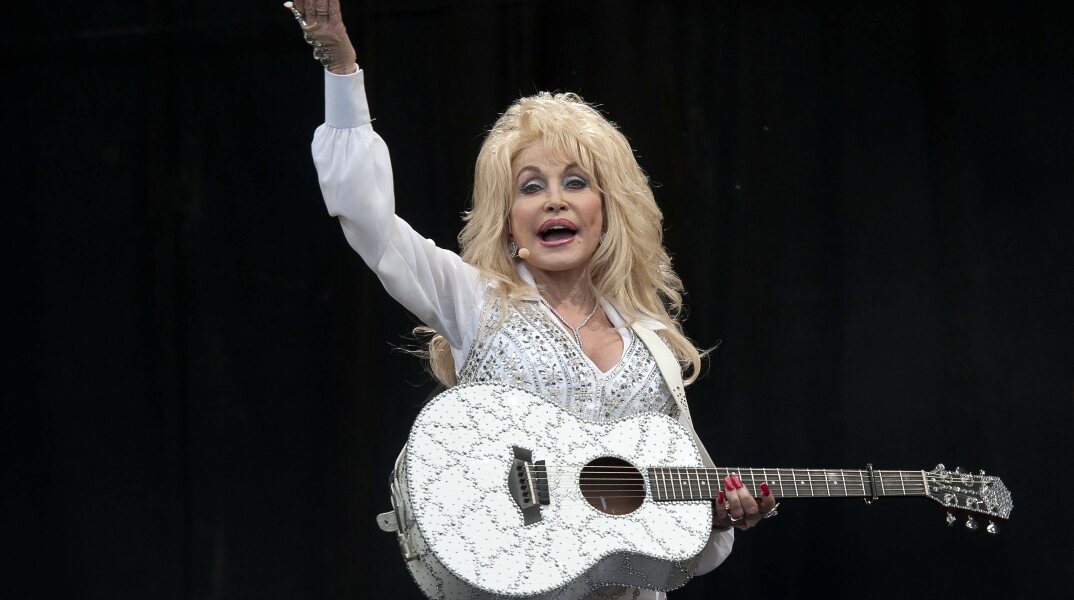 Η Dolly Parton με την κιθάρα της στη σκηνή του Glastonbury Festival