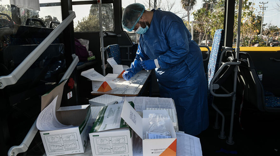 Υγειονομικός του ΕΟΔΥ διενεργεί δωρεάν rapid test