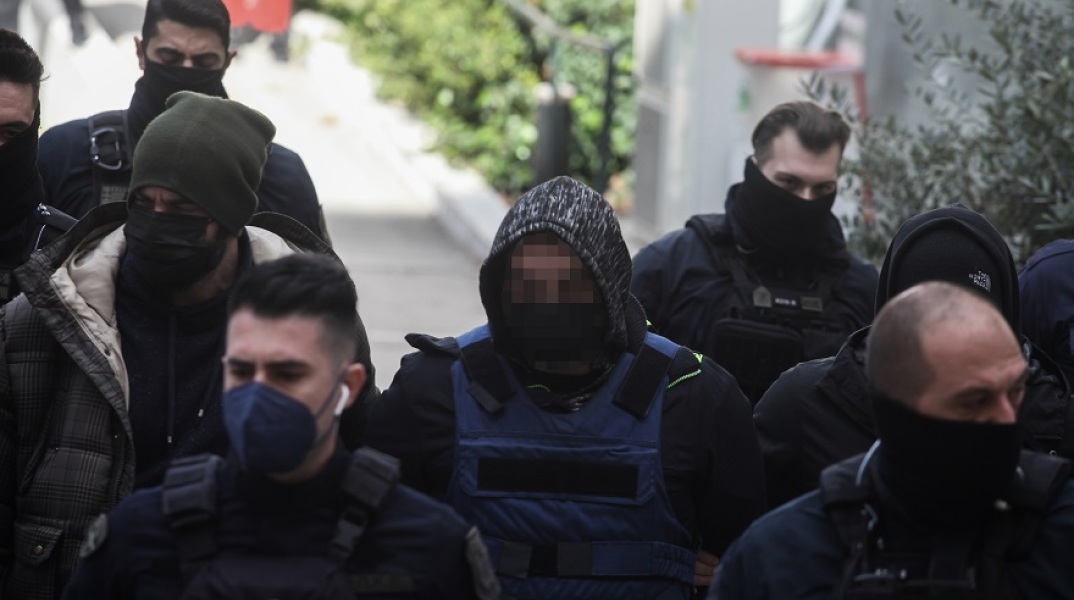 Ο 46χρονος που κακοποίησε βάναυσα την 40χρονη σύντροφό του στην Αργυρούπολη οδηγείται από αστυνομικούς στον ανακριτή