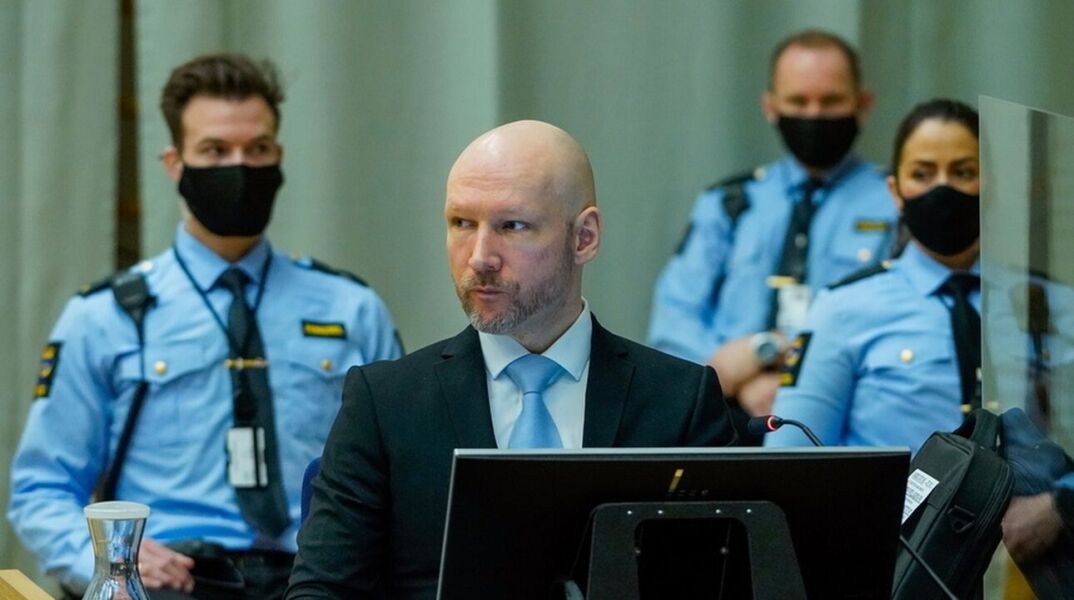 Νορβηγία: Η εισαγγελία ζήτησε να παραμείνει στη φυλακή ο νεοναζί Μπράιβικ	