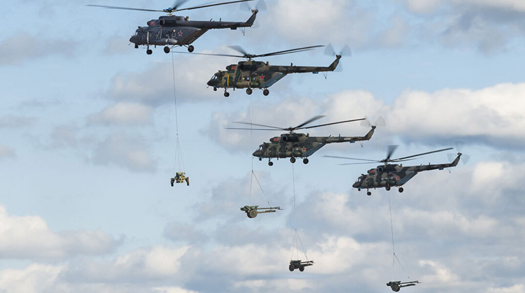 Ρωσικά στρατιωτικά ελικόπτερα Mi-17 μεταφέρουν κανόνια του πυροβολικού