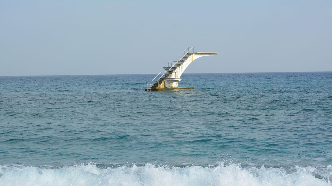 Φωτογραφία στο εξώφυλλο της συλλογής «Ποιήματα» του Ηλία Ευθυμιόπουλου (εκδ. ATHENS VOICE BOOKS)