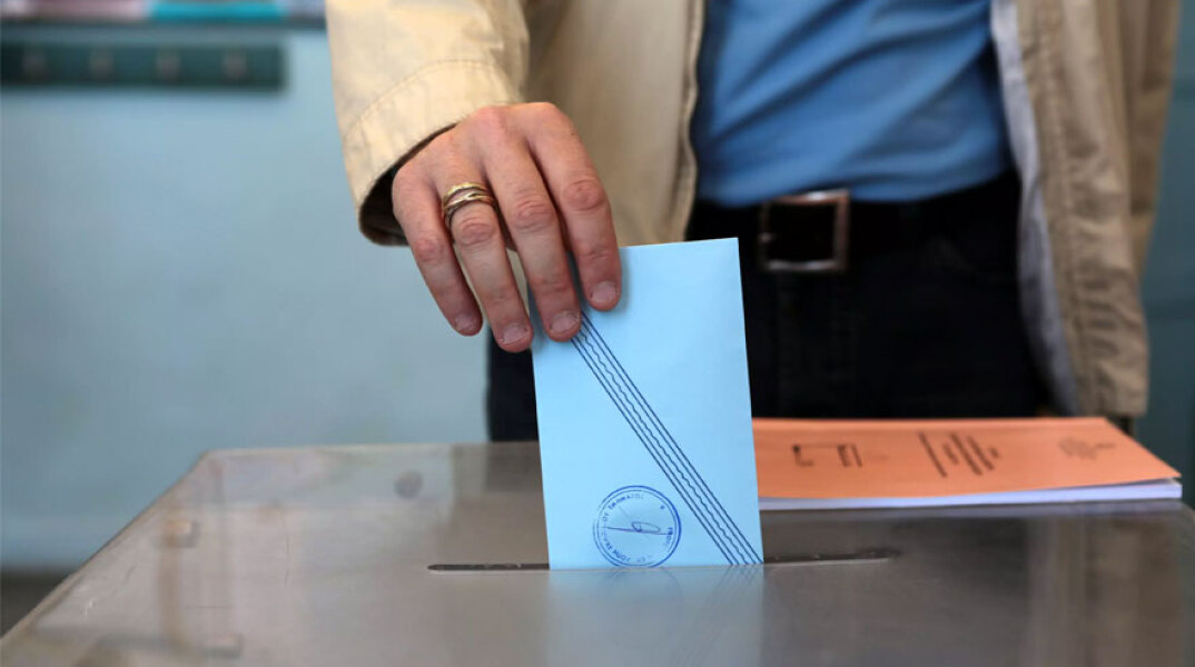 Ψηφοφόρος στις εκλογές ρίχνει την ψήφο του στην κάλπη