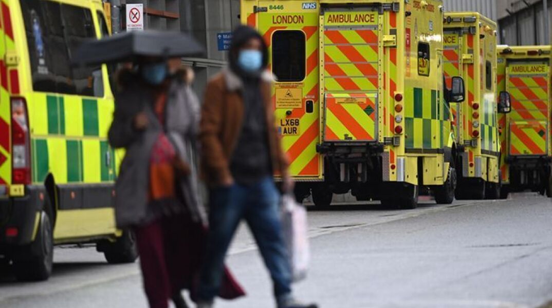 Ασθενοφόρα για τη μεταφορά ασθενών με κορωνοϊό έξω από νοσοκομείο στο Λονδίνο © EPA/ANDY RAIN   
