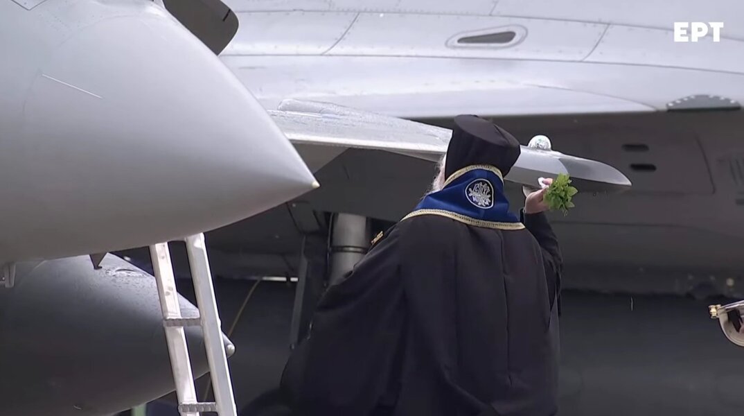 Ιερέας κάνει αγιασμό σε αεροπλάνο ραφάλ