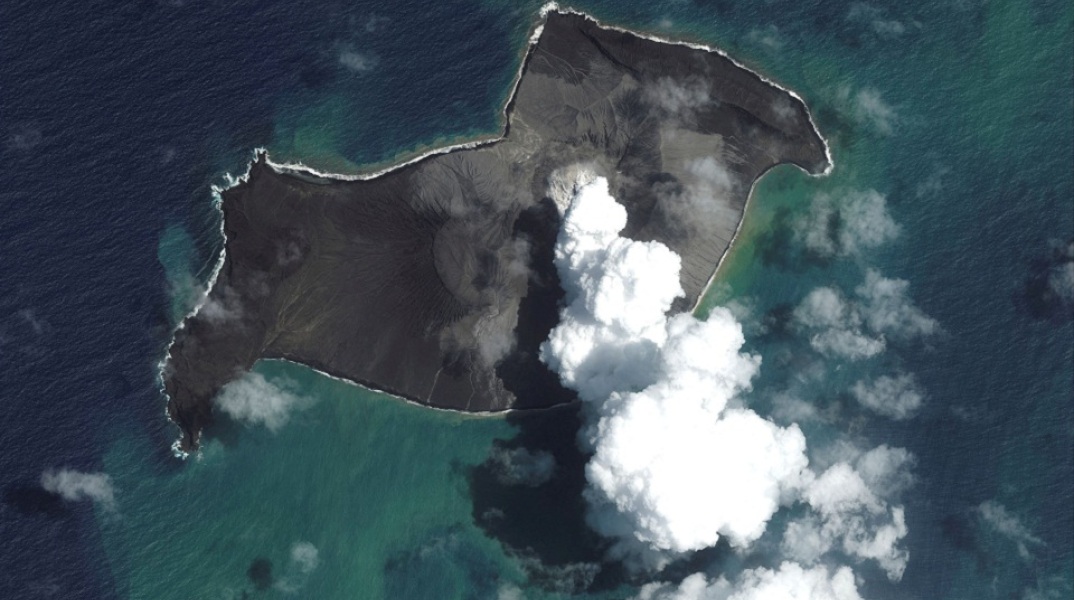 Τόνγκα: Άλλαξαν όψη τα νησιά από την έκρηξη του ηφαιστείου (εικόνες)