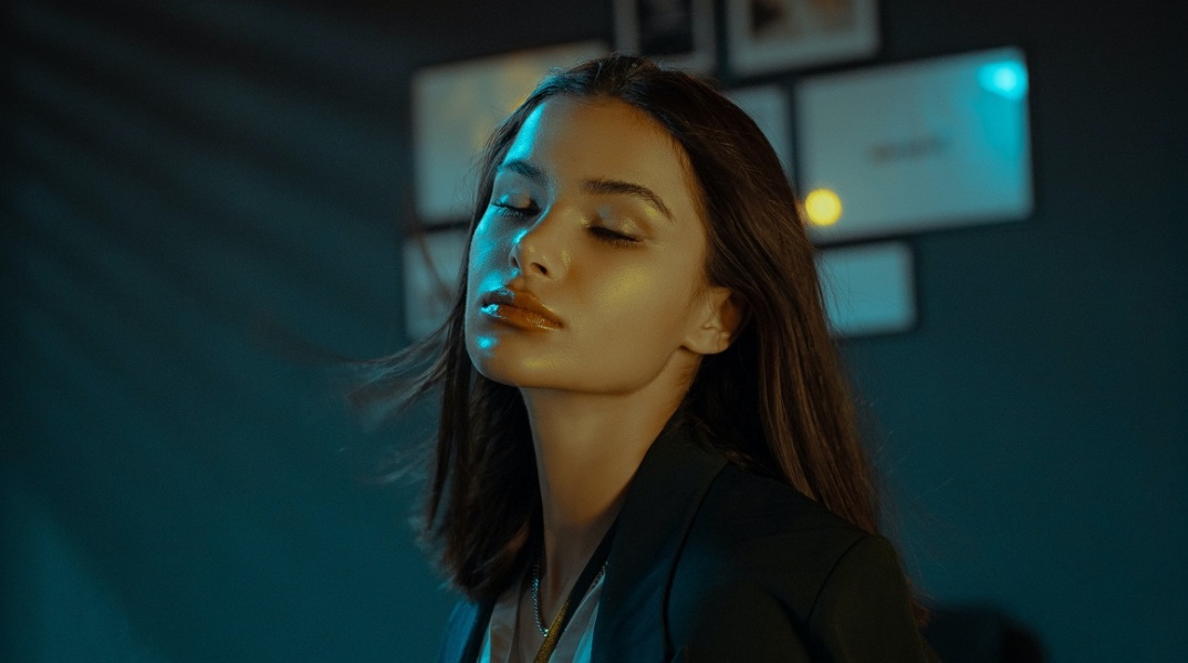 Ένα κορίτσι ποζάρει. 