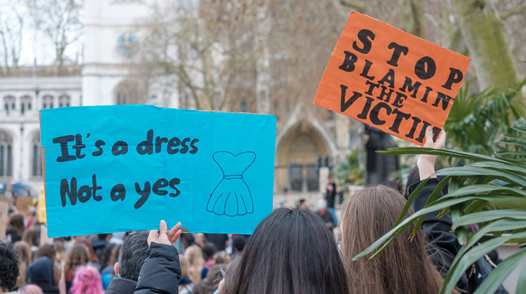 Πλακάτ σε συγκέντρωση κατά των βιασμών και της κακοποίησης των γυναικών