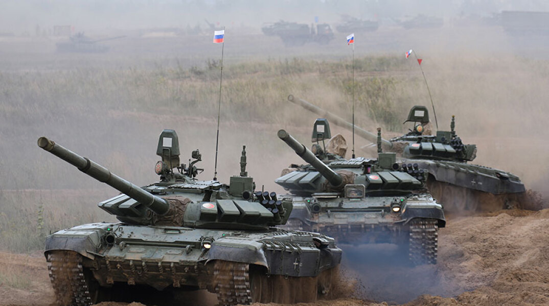 Αυξάνονται τα ρωσικά τεθωρακισμένα στα ουκρανικά σύνορα, εντείνοντας τους φόβους για επικείμενη εισβολή της Ρωσίας © EPA/RUSSIAN DEFENCE MINISTRY PRESS SERVICE/HANDOUT  