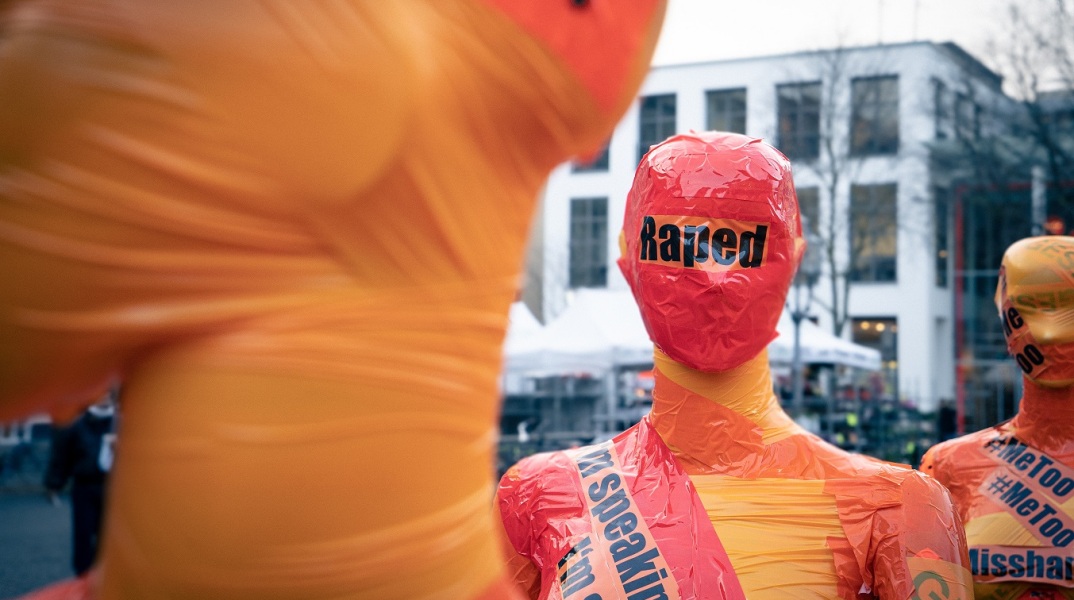 Ομοίωμα ανθρώπου σε διαδήλωση διαμαρτυρίας κατά της σεξουαλικής κακοποίησης