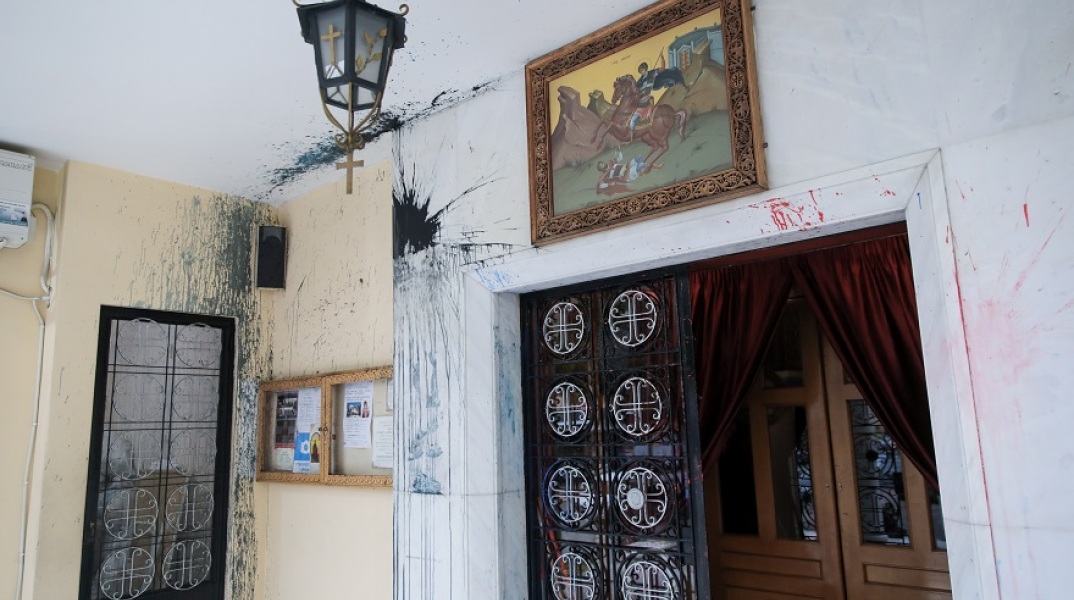Βανδάλισαν την εκκλησία στην οποία λειτουργούσε ο ιερέας που κατηγορείται για βιασμό ανήλικης και πορνογραφία ανηλίκων	
