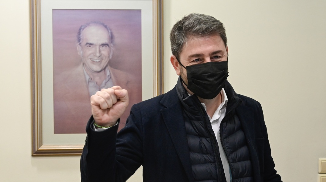 Ο νέος πρόεδρος του Κινήματος Αλλαγής, Νίκος Ανδρουλάκης, στη διαδικασία της παράδοσης - παραλαβής