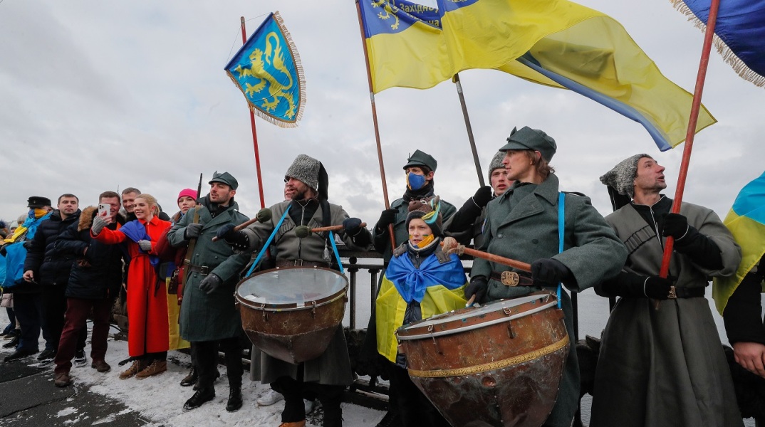 Ουκρανοί με τύμπανα και σημαίες 