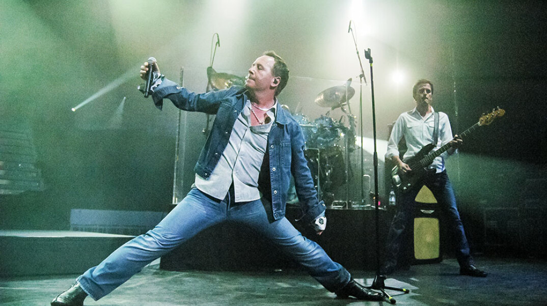 Στιγμιότυπο από τη συναυλία των Simple Minds στην Αθήνα το 2006