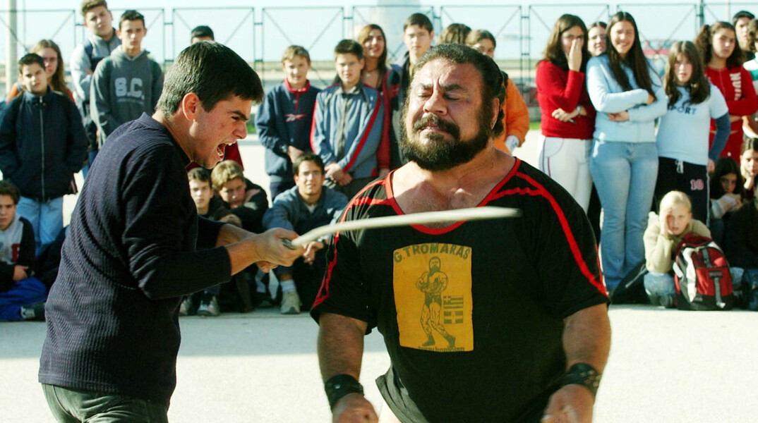 Ο Γιώργος Τρομάρας κατά τη διάρκεια επίδειξης σε σχολείο.