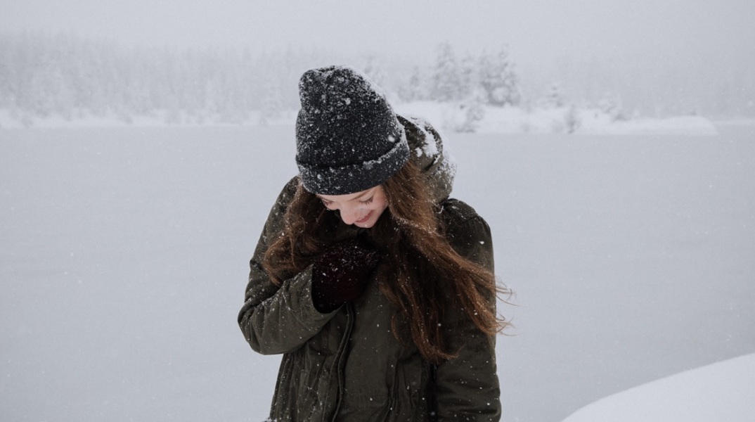 Ένα κορίτσι στα χιόνια. 