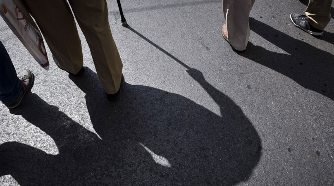 Συνταξιούχος με μπαστούνι στο κέντρο της Αθήνας