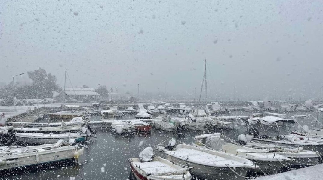 Κακοκαιρία «Ελπίς»: «Άσπρισε» η Γλυφάδα