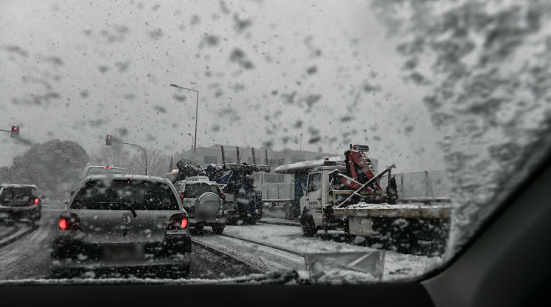 Κακοκαιρία «Ελπίς»: Με προβλήματα η κίνηση στην Αττική λόγω της χιονόπτωσης