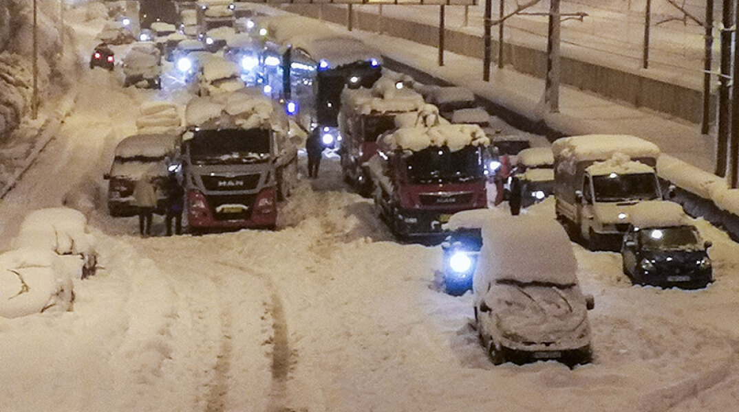 Κακοκαιρία «Ελπίδα»: Εγκλωβισμένοι οδηγοί στα χιόνια στην Αττική Οδό