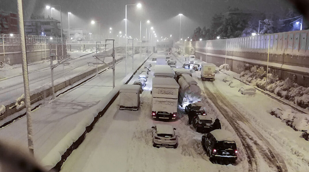 Εγκλωβισμένοι οδηγοί στα χιόνια στην Αττική Οδό από την κακοκαιρία «Ελπίδα»