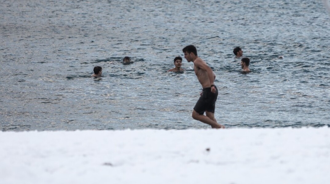 Χειμερινοί κολυμβητές «τόλμησαν» τη βουτιά στα χιονισμένα νερά